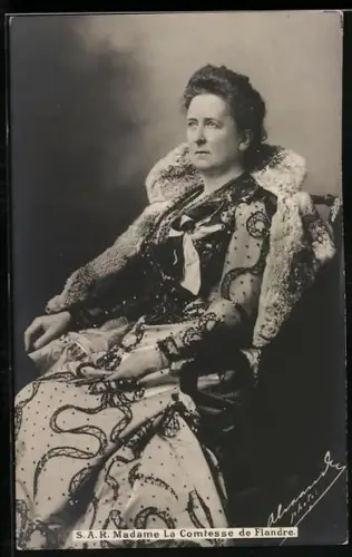 AK Madame la Comtesse de Flandre, Gräfin von Belgien in besticktem Kleid