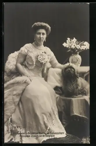 AK Madame la Princesse Charles de Hohenzollern, Prinzessin Josephine von Belgien mit Hund