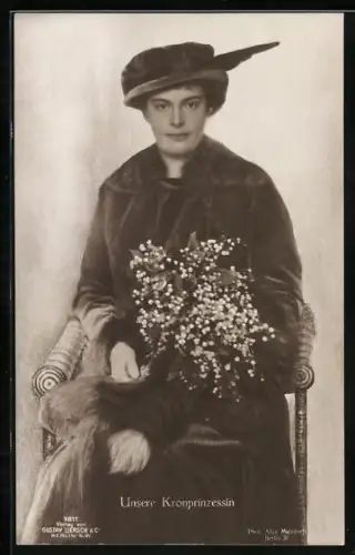 AK Unsere Kronprinzessin mit Blumenstrauss und Mantel