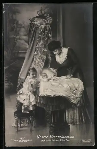 AK Gattin von Kronprinz Wilhelm von Preussen mit ihren beiden Söhnchen