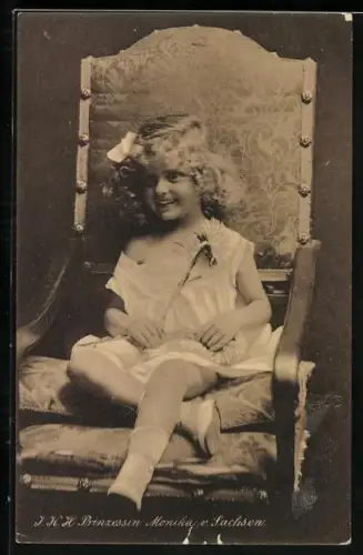 AK Prinzessin Monika von Sachsen mit Blume in der Hand auf einem Stuhl sitzend