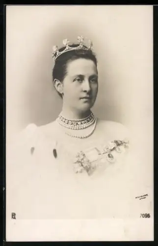 AK Portrait Königin Olga von Griechenland mit Krone, Perlenkette und Medaillons