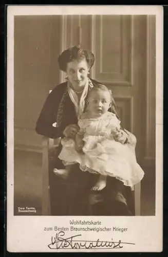 AK Victoria Luise mit Kind auf dem Schoss, Wohlfahrtskarte zum Besten Braunschweigischer Krieger