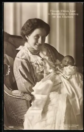 AK Victoria Louise Herzogin von Braunschweig mit dem Erbprinen im Arm