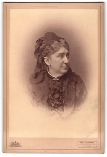 Fotografie Fritz Luckhart, Wien, Schauspielerin Luise von Schönfeld mit Ohrringen