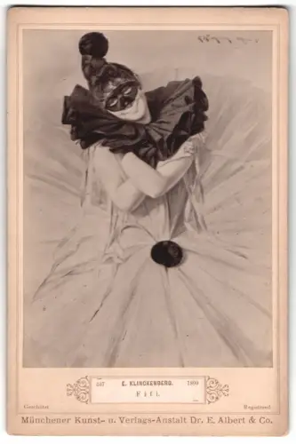 Fotografie Dr. E. Albert & Co., München, Tänzerin M`lle Fifi als Pierrot im Kostüm, Gemälde nach E. Klinckenberg