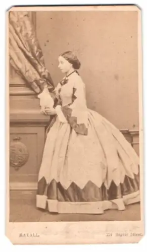 Fotografie Mayall, London, Prinzessin Alice von Grossbritannien, Grossherzogin von Hessen und bei Rhein