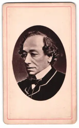 Fotografie Portrait Benjamin Disraeli, 1. Earl of Beaconsfield, Schriftsteller und 2 maliger britischer Premierminister