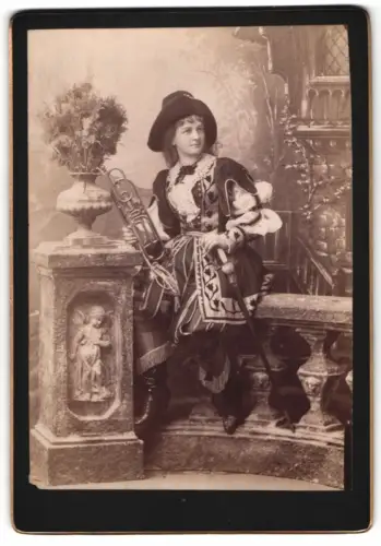 Fotografie Atelier Helios, Vöslau, junge Schauspielerin als Trompeter von Säckingen im Kostüm