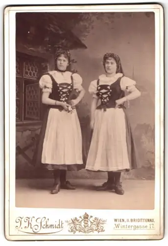 Fotografie J. K. Schmidt, Wien, zwei junge Frauen in Tracht aus Iglau