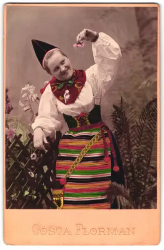 Fotografie Gösta Florman, Stockholm, junge Schwedin in Tracht, Handkoloriert