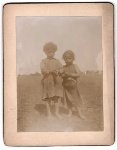Fotografie zwei kleine Kinder des Zigeunerrichters aus Neudörfl in Lumpen gekleidet