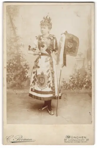 Fotografie C. Braun, München, junge Frau als Weinkönigin mit Wappen auf Flagge und EK am Hals
