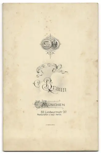 Fotografie C. Braun, München, junge Frau als Weinkönigin mit Wappen auf Flagge und EK am Hals
