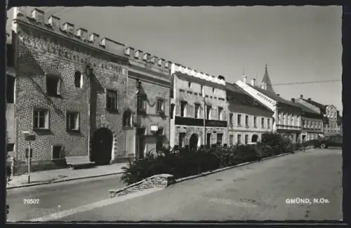 AK Gmünd /N.-Ö., Strassenpartie mit Schiessscharten-Gebäuden, Apotheke und Kirchturmspitze
