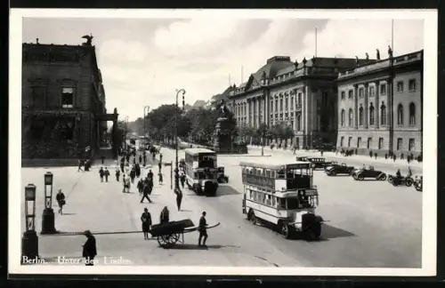 AK Berlin, Unter den Linden, Strassenansicht mit Doppeldeckerbussen und Fussgängern