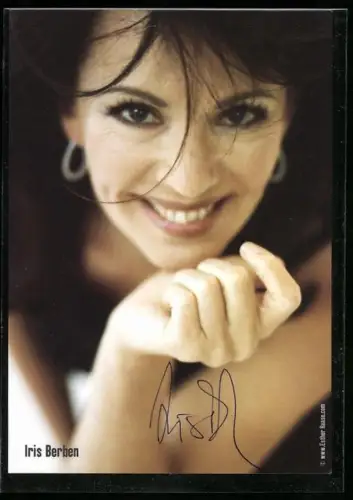 AK Schauspielerin Iris Berben lächelt, Autograph