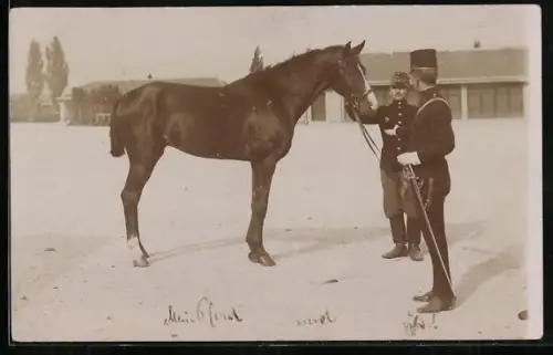 Foto-AK Zwei Soldaten mit Pferd im Schnee vor einem Stallgebäude
