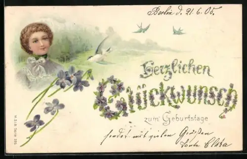Präge-AK Junge Frau mit Veilchen und Schwalben, Schriftzug Herzlichen Glückwunsch zum Geburtstage mit Veilchen