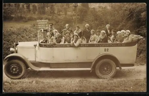 Foto-AK Bus voller Passagiere von Lourdes Les Pyrenees