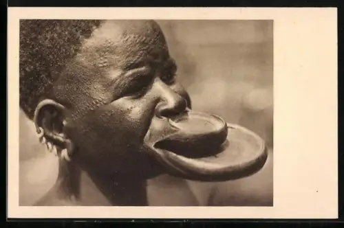 AK Afrikaner mit Tellerlipen und Skarifizierung im Gesicht