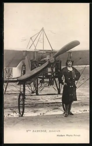 AK Mlle Demedoz, Aviatrice, Französische Pilotin neben ihrem Flugzeug