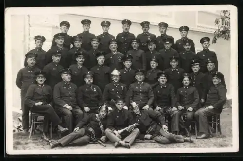 Foto-AK Grieskirchen /O.-Ö., Gruppenfoto der Feuerwehr