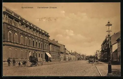 AK Gumbinnen, Darkehmer-Strasse mit Pferdekutschen