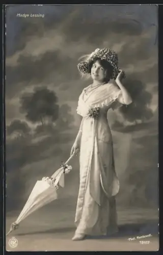 AK Schauspielerin Madge Lessing in Hoheit amüsiert sich im Metropol-Theater