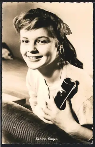 AK Musikerin Sabine Sinjen in die Kamera lächelnd