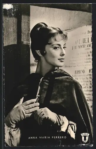 AK Schauspielerin Anna Maria Ferrero im Mantel mit Handschuhen im Halbprofil