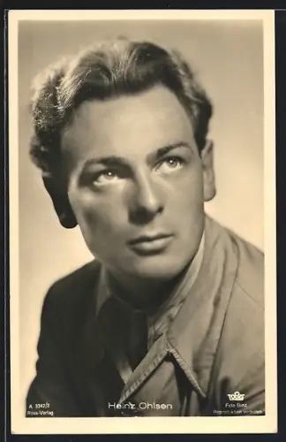 AK Schauspieler Heinz Ohlsen fragend nach oben schauend