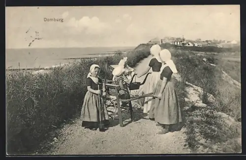 AK Domburg, Holländerinnen mit Kindern auf Weg am Strand