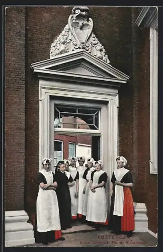 AK Amsterdam, Burger Weeshuis, Poortje Binnenolaats, Dienstmädchen am Portal