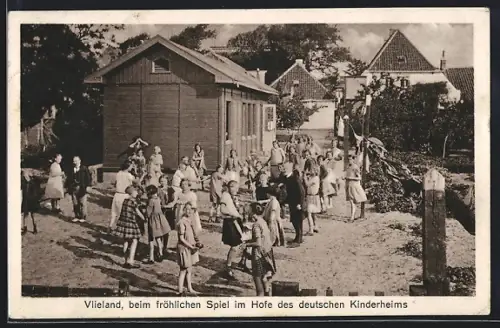 AK Vlieland, Fröhliches Spiel im Hofe des deutschen Kinderheims