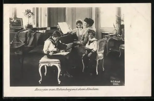 AK Herzogin von Hohenberg mit ihren Kindern, Jungs in Matrosenuniform, Flügel