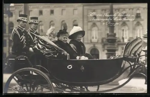 AK Königin Maria Therese von Bayern mit Kaiserin Auguste Victoria in der Kutsche
