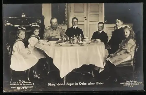 AK Dresden, Residenzschloss, König Friedrich August von Sachsen im Kreise seiner Kinder