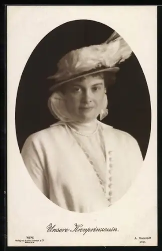 AK Kronprinzessin Cecilie von Preussen mit imposanten Hut und Perlenkette, Brustbild