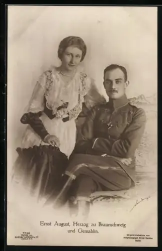 AK Herzog Ernst August von Braunschweig in Uniform und seine Gemahlin
