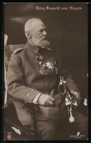 AK Prinz Leopold von Bayern mit Orden an der Uniform, Pickelhaube mit Überzug