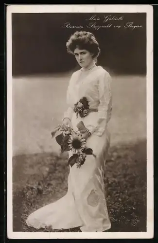AK Marie Gabrielle, Prinzessin Rupprecht von Bayern mit Sonnenblumen