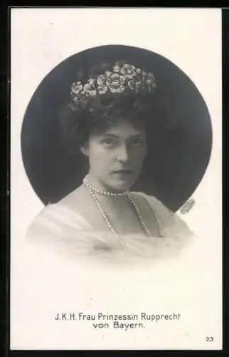 AK Frau Prinzessin Rupprecht von Bayern mit Haarschmuck und Perlenkette