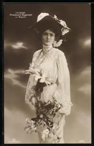 AK I. K. H. Prinzessin Rupprecht von Bayern in Spitzenkleid mit Hut und Lilienstrauss