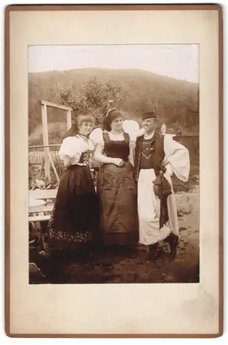 Fotografie junge Menschen in Tracht gekleidet aus Kirchschlag, 1896