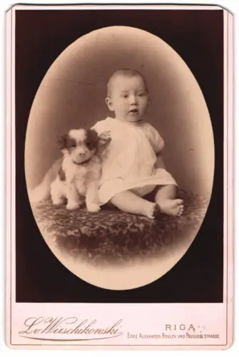 Fotografie L. v. Wirschikowski, Riga, kleines Kind mit Stoff Hund