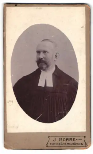 Fotografie J. Borre, Eutin, Pastor im Talar mit Beffchen