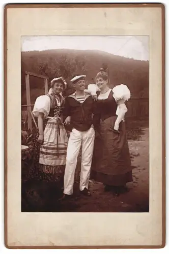 Fotografie junge Menschen zum Fasching in Kostümen als Matrose und in Tracht, 1896