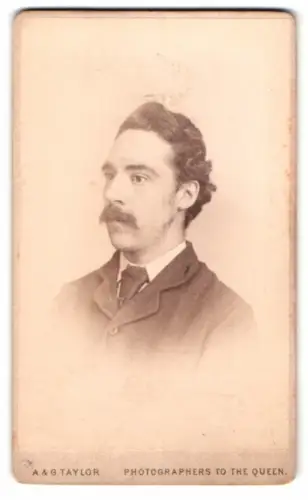 Fotografie A. & G. Taylor, London, Queen Victoria Street 70-78, Porträt eines eleganten Herrn