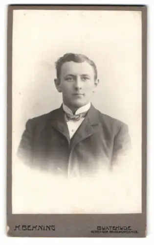 Fotografie H. Behning, Buxtehude, neben der Baugewerkschule, Porträt eines jungen Mannes
